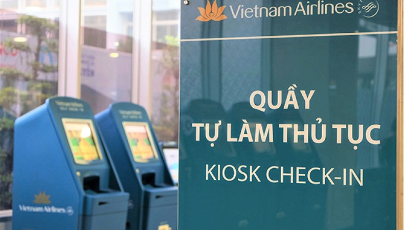 Vietnam Airlines triển khai dịch vụ tự làm thủ tục hành lý tại quầy kiosk ở sân bay 